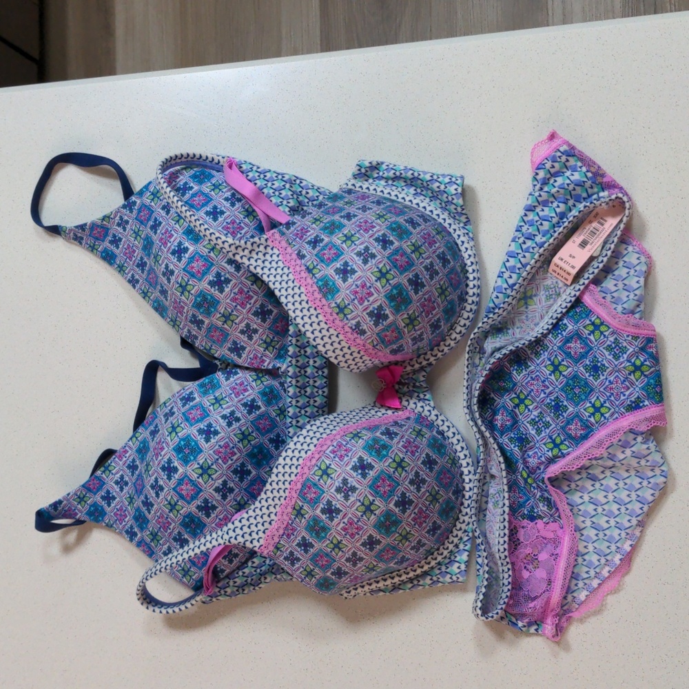 Victoria’s Secret 32D, perfect coverage bra, lightly lined lounge bra, NWT panty